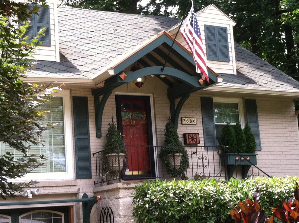 Kleine Klassische Haustür mit Einzeltür und roter Haustür in Atlanta