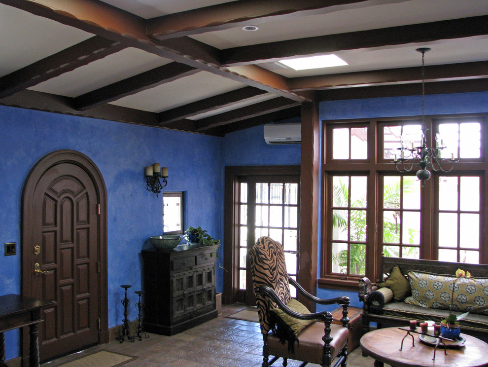 Mittelgroßes Mediterranes Foyer mit blauer Wandfarbe und brauner Haustür in Phoenix