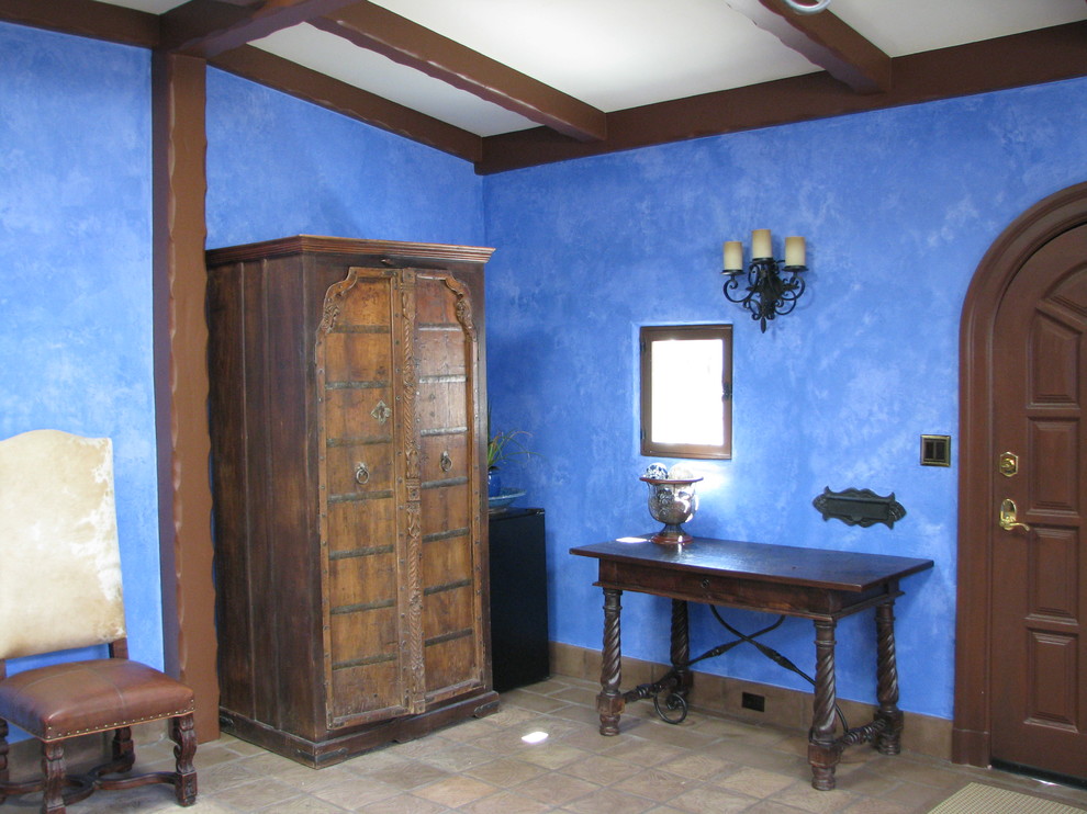 Foto di un ingresso stile americano di medie dimensioni con pareti blu e una porta marrone