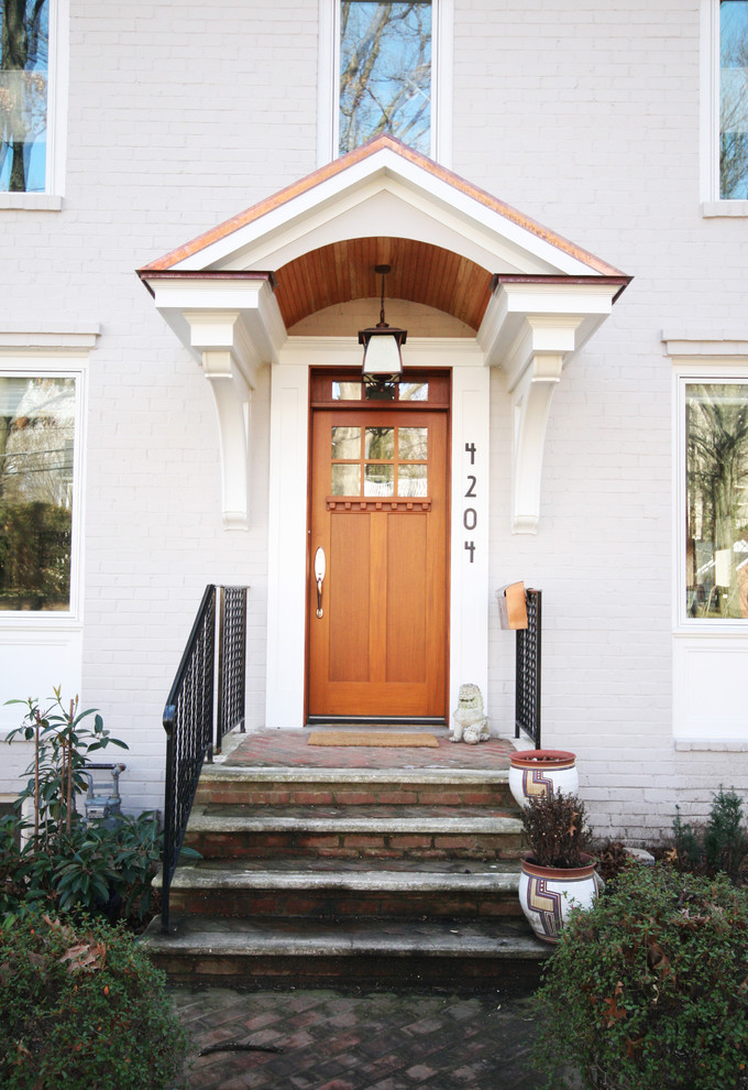 Klassische Haustür mit Einzeltür und hellbrauner Holzhaustür in Washington, D.C.