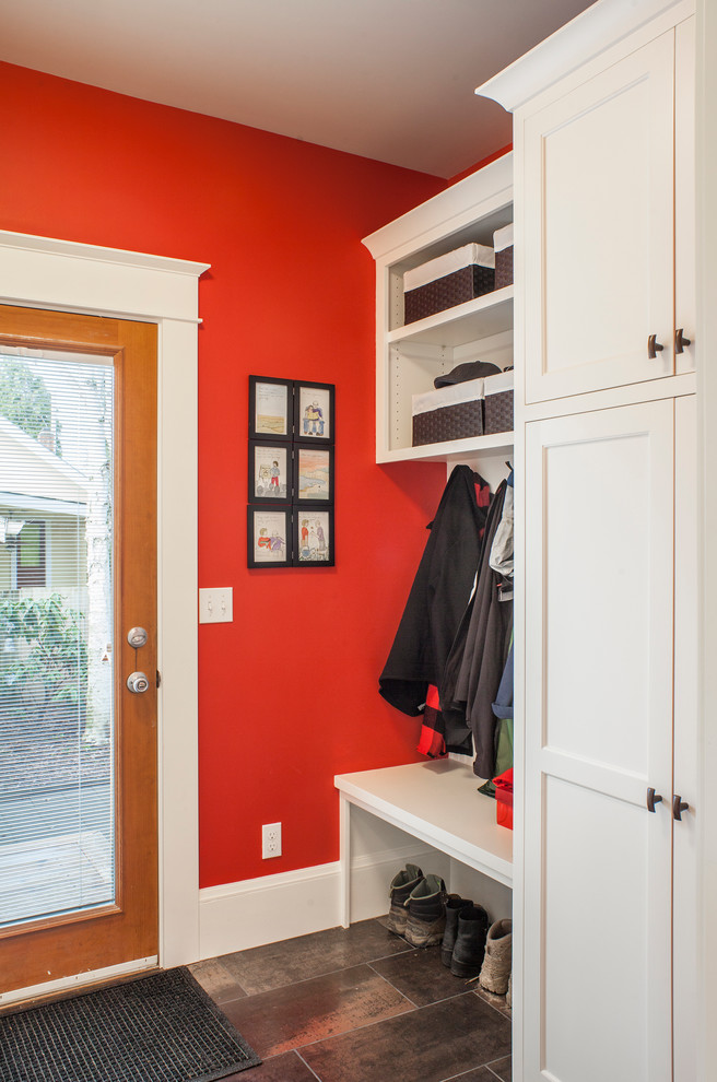 Inspiration pour une petite entrée craftsman avec un vestiaire, un mur rouge, un sol en carrelage de porcelaine, une porte simple et une porte en bois clair.