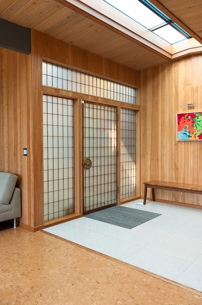 Foto di un ingresso minimalista di medie dimensioni con pavimento alla veneziana, una porta singola, una porta in legno bruno, pavimento grigio, soffitto a volta e pareti in legno