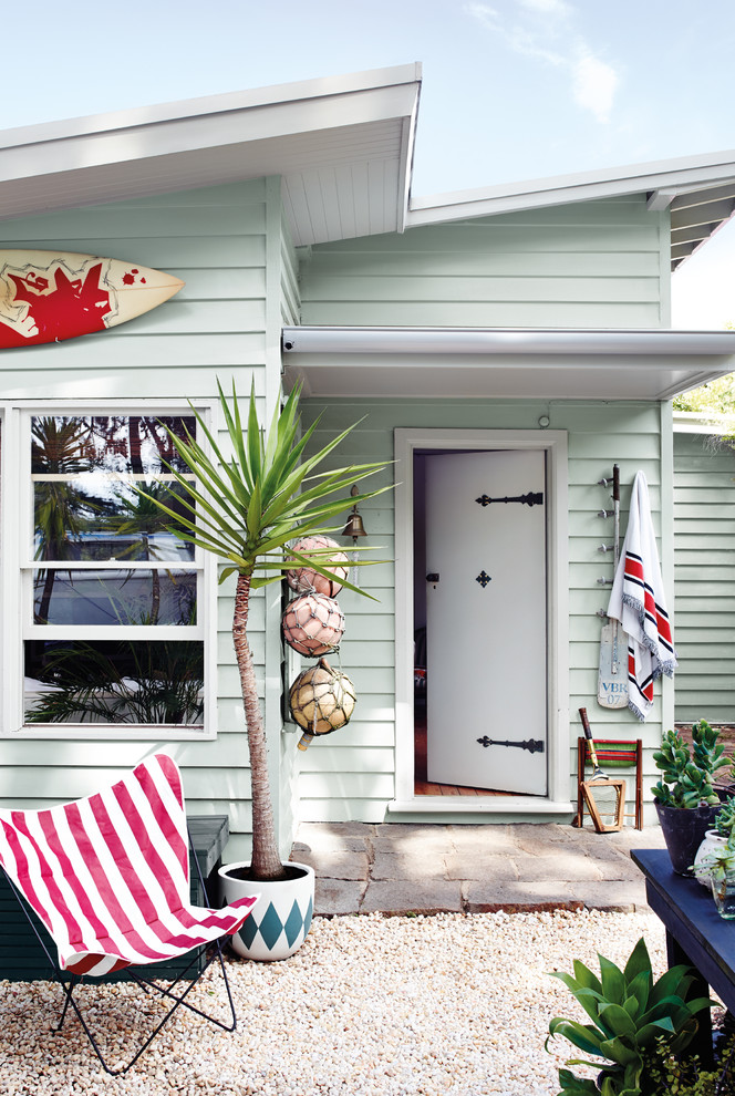 Entryway - small coastal entryway idea in Melbourne