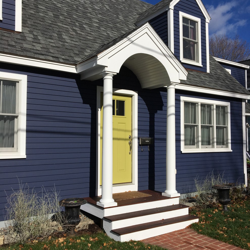 ボストンにある中くらいなトラディショナルスタイルのおしゃれな玄関ドア (濃色無垢フローリング、黄色いドア) の写真