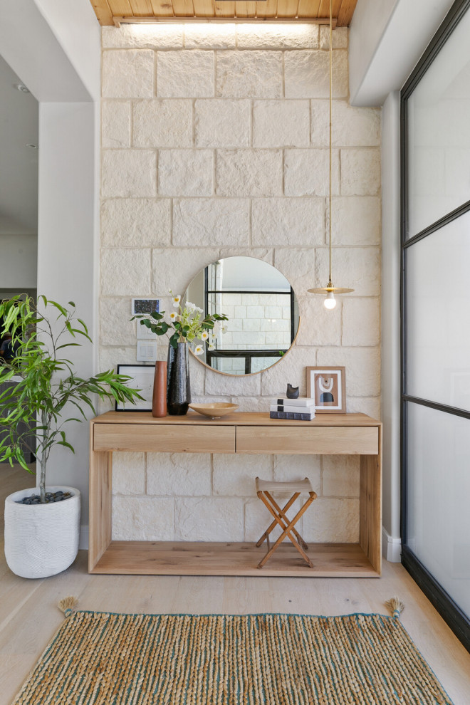 Idée de décoration pour un grand hall d'entrée marin avec un mur gris, parquet clair, une porte double et une porte noire.