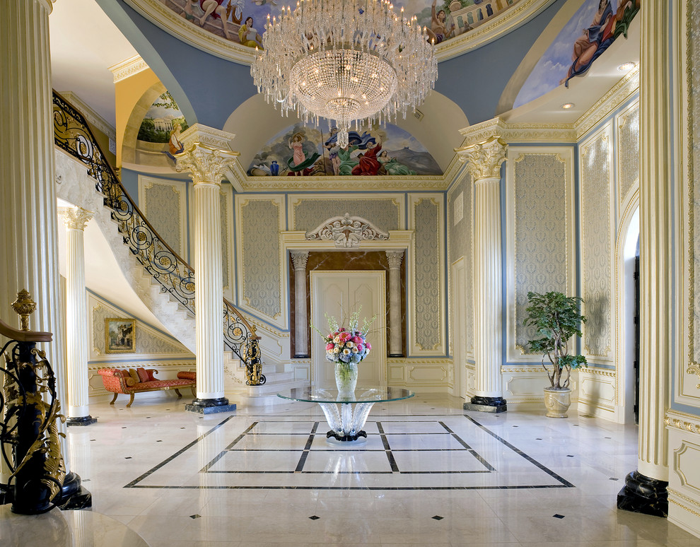 Idee per un ampio ingresso classico con pareti blu e pavimento in marmo