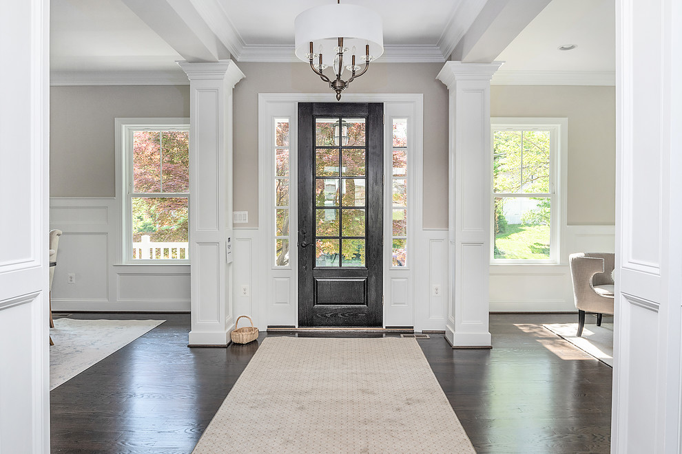 Klassische Haustür mit beiger Wandfarbe, dunklem Holzboden, Einzeltür, dunkler Holzhaustür und braunem Boden in Washington, D.C.