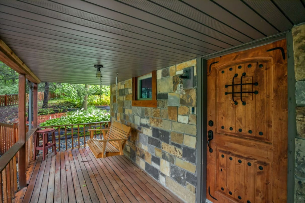 Uriger Eingang mit bunten Wänden, braunem Holzboden, Einzeltür, hellbrauner Holzhaustür und braunem Boden in Sonstige