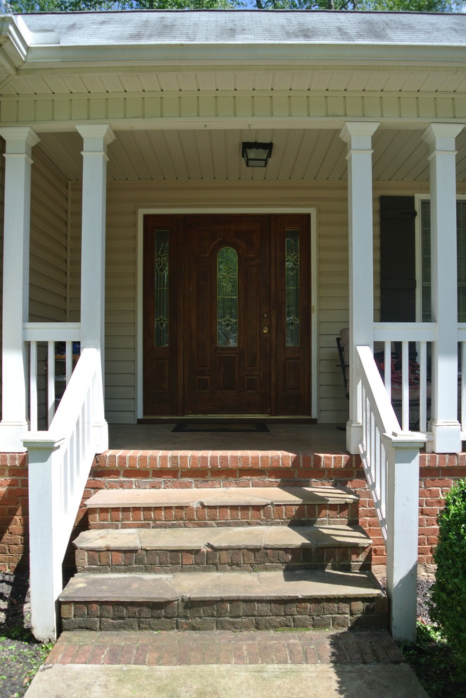 This is an example of a traditional entrance in Charleston.
