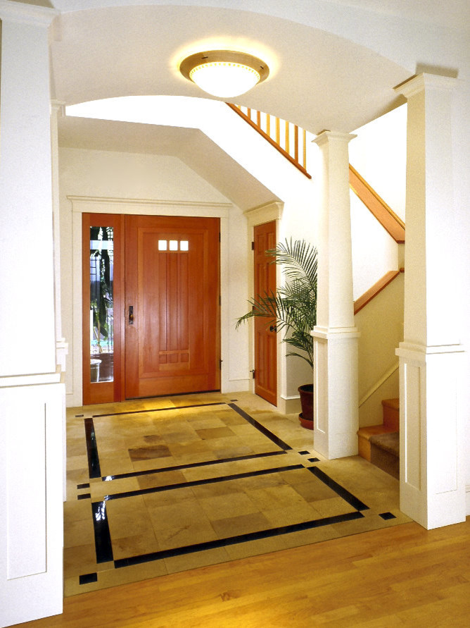 Immagine di un ingresso o corridoio chic di medie dimensioni con pareti bianche e pavimento in linoleum