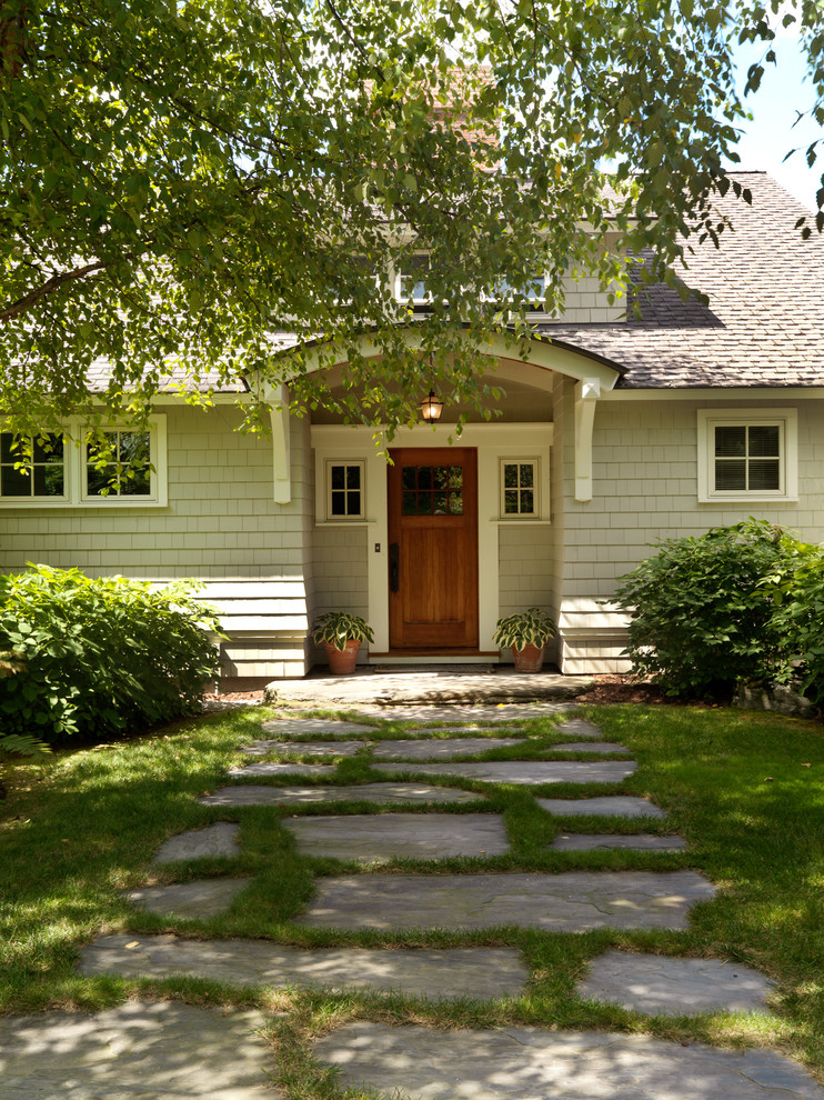 Источник вдохновения для домашнего уюта: входная дверь в классическом стиле с одностворчатой входной дверью и входной дверью из дерева среднего тона