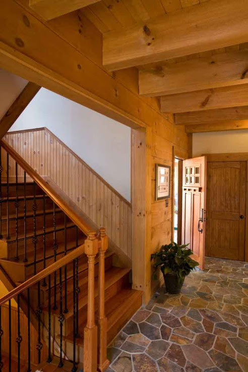 Источник вдохновения для домашнего уюта: фойе среднего размера в стиле рустика с белыми стенами, полом из сланца, одностворчатой входной дверью и входной дверью из дерева среднего тона