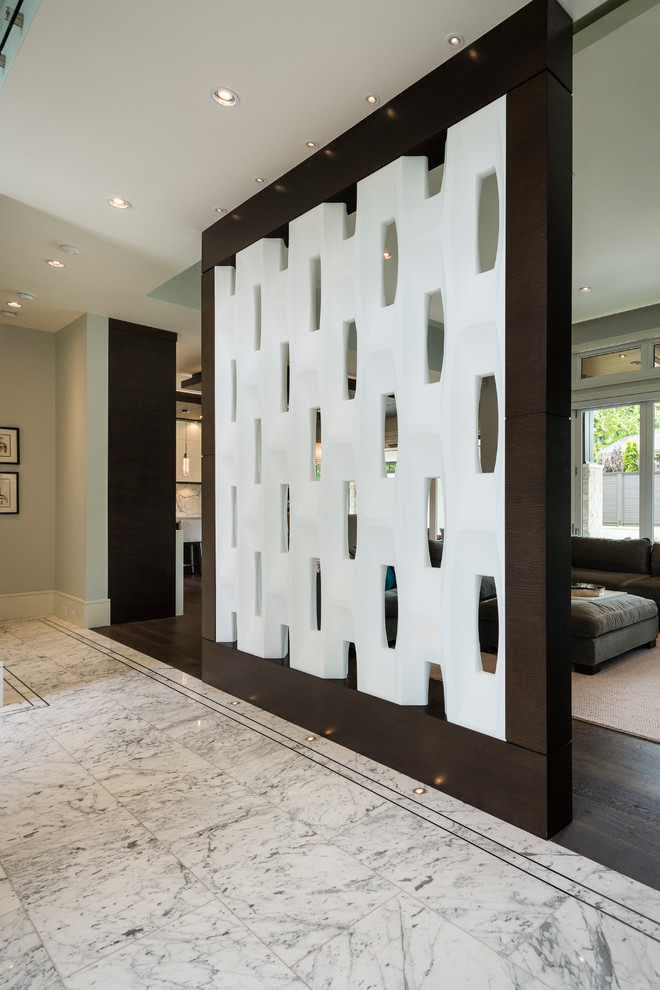 Großes Modernes Foyer mit weißer Wandfarbe, Marmorboden, Einzeltür, dunkler Holzhaustür und grauem Boden in Vancouver