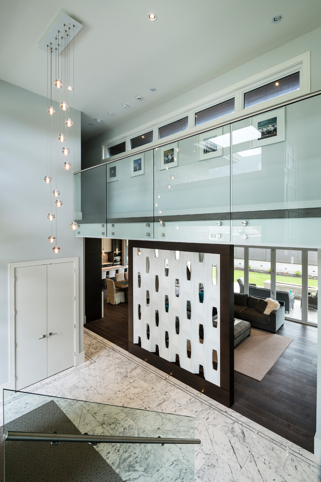 Großes Modernes Foyer mit weißer Wandfarbe, Marmorboden, Einzeltür, dunkler Holzhaustür und grauem Boden in Vancouver