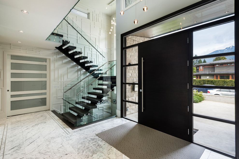 Idée de décoration pour un grand hall d'entrée design avec un mur blanc, un sol en marbre, une porte simple, une porte en bois foncé et un sol gris.