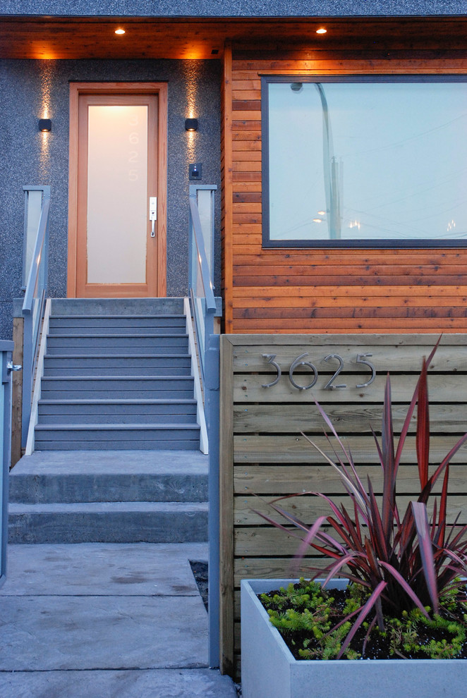 Diseño de puerta principal contemporánea pequeña con puerta simple y puerta de madera en tonos medios