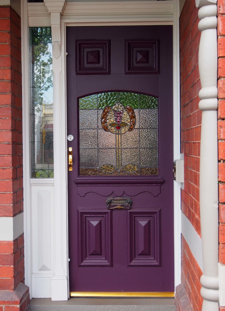 Esempio di una porta d'ingresso chic con una porta singola e una porta viola