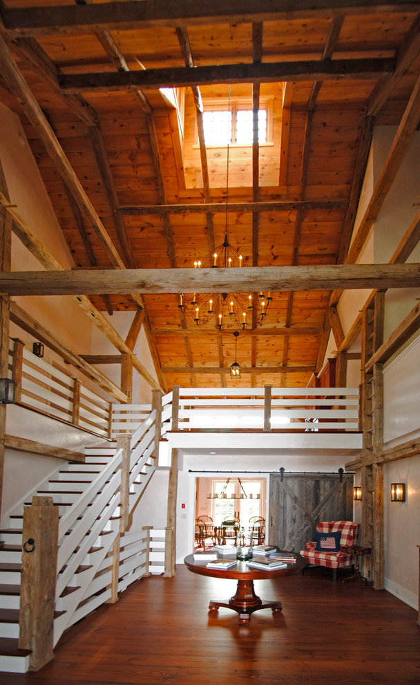Foto de distribuidor de estilo de casa de campo de tamaño medio con paredes beige y suelo de madera oscura