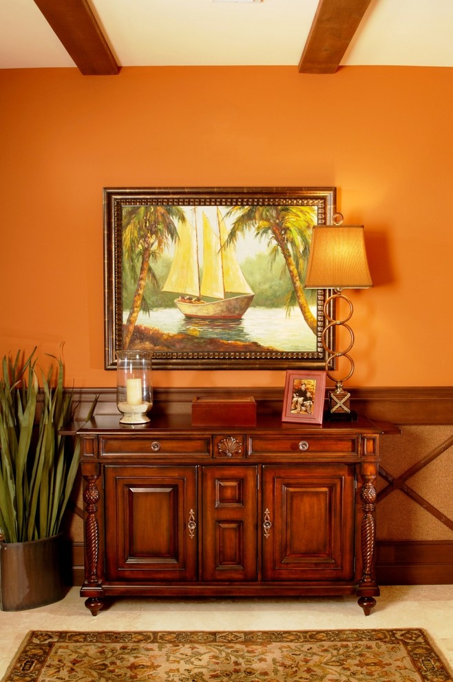 Inspiration för en entré, med orange väggar och travertin golv