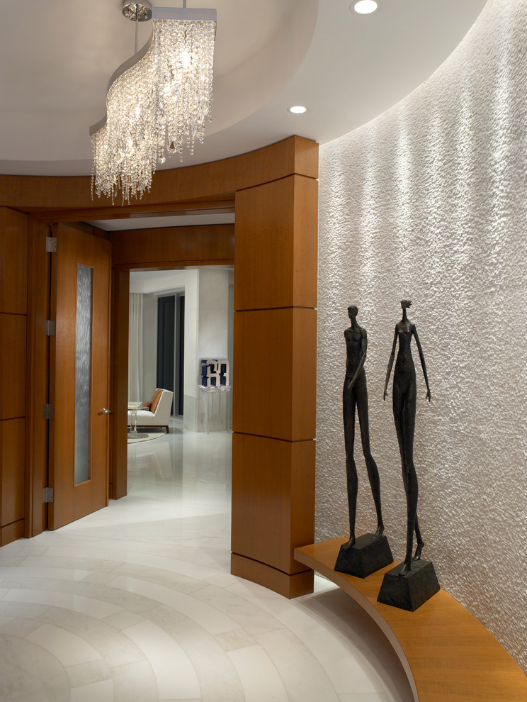 Ispirazione per un grande ingresso o corridoio minimal con pareti bianche, pavimento in marmo e pavimento bianco