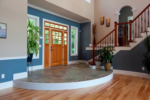 Источник вдохновения для домашнего уюта: фойе в современном стиле с синими стенами, полом из сланца, одностворчатой входной дверью и входной дверью из светлого дерева