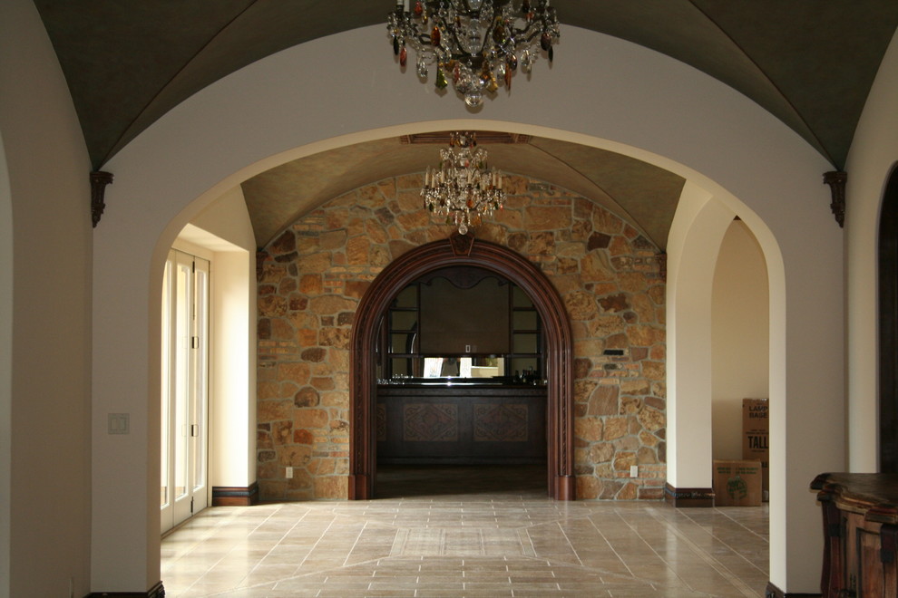 Diseño de hall mediterráneo de tamaño medio con paredes beige, suelo de baldosas de cerámica, puerta doble y puerta de madera oscura