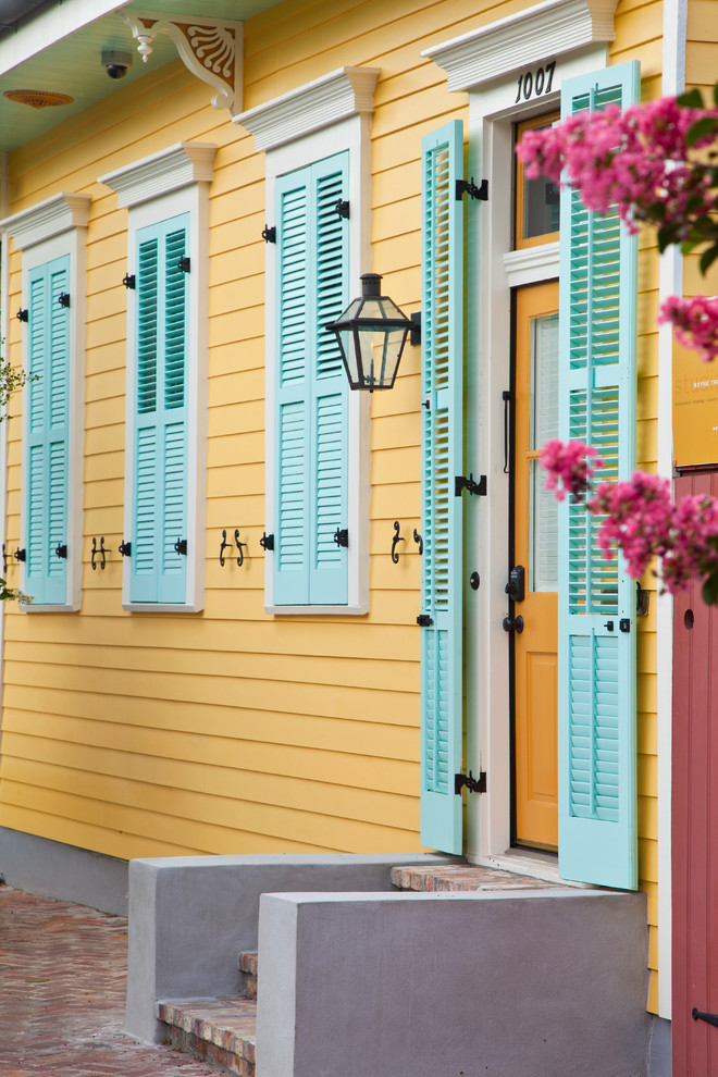 Moderner Eingang mit Einzeltür und gelber Haustür in New Orleans