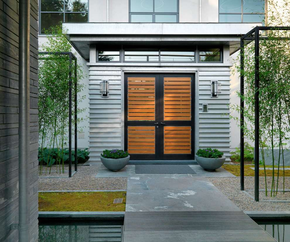 На фото: прихожая в стиле модернизм с двустворчатой входной дверью и оранжевой входной дверью