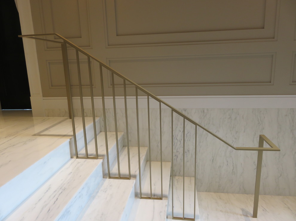 Свежая идея для дизайна: большая лестница в стиле модернизм - отличное фото интерьера