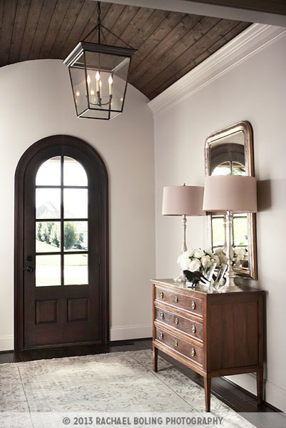 Пример оригинального дизайна: входная дверь среднего размера в стиле рустика с серыми стенами, темным паркетным полом, одностворчатой входной дверью и входной дверью из темного дерева