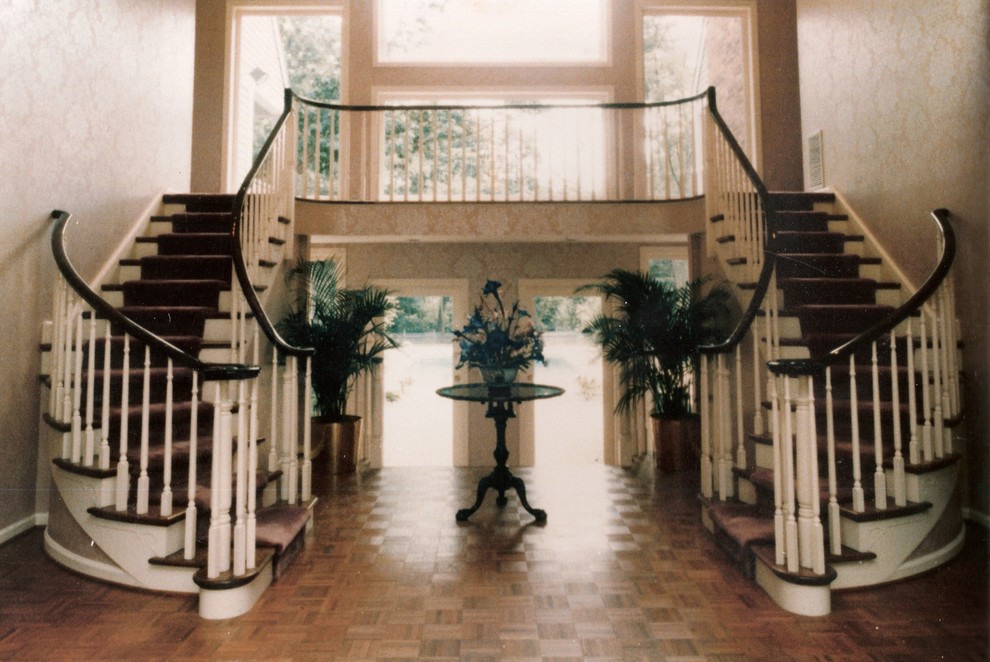 Foto di un ingresso o corridoio vittoriano con pareti beige, parquet scuro e una porta a due ante