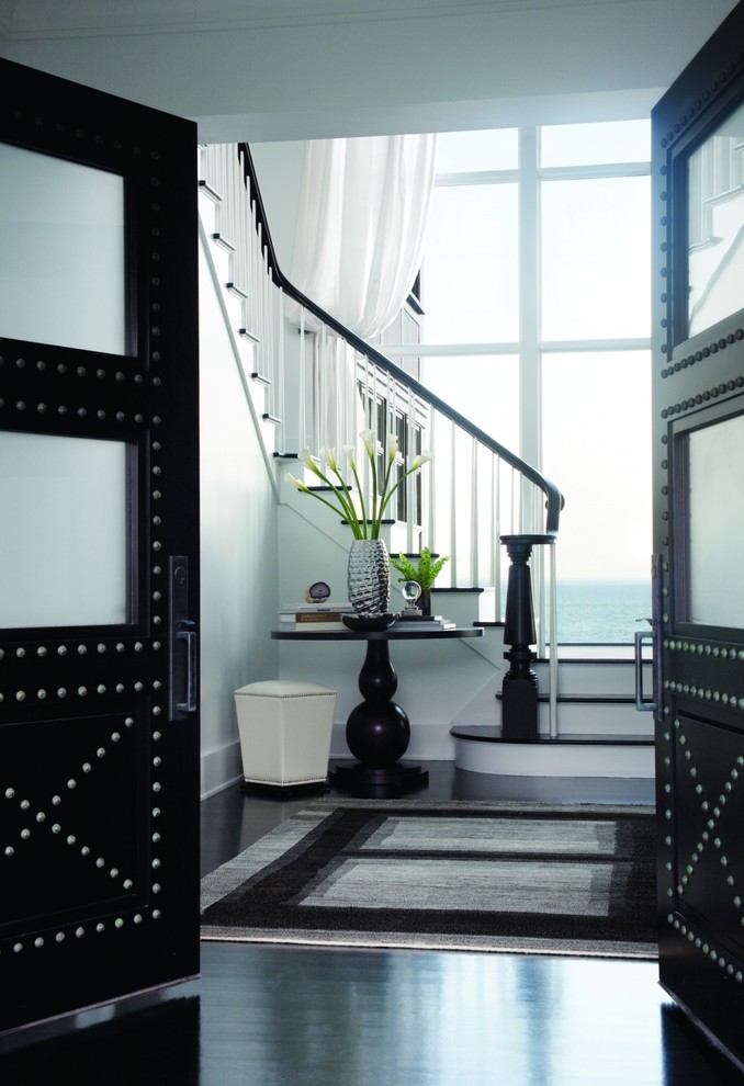 Klassisches Foyer mit weißer Wandfarbe, dunklem Holzboden, Doppeltür, schwarzer Haustür und schwarzem Boden in Boston