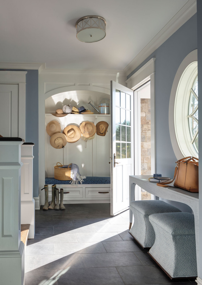 Источник вдохновения для домашнего уюта: тамбур в морском стиле с синими стенами, одностворчатой входной дверью и серым полом