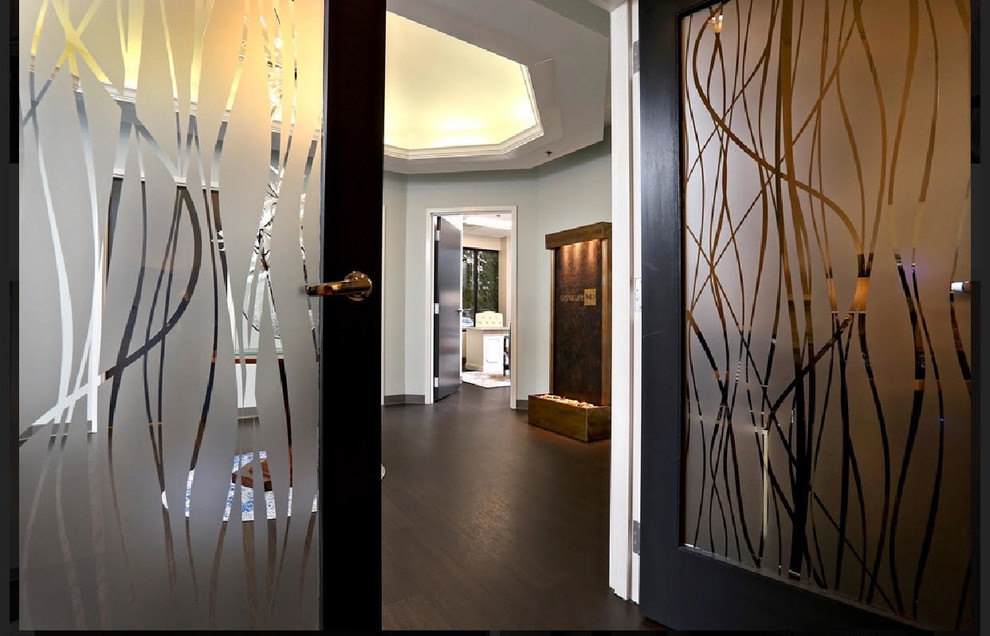 Mittelgroßes Klassisches Foyer mit grauer Wandfarbe, dunklem Holzboden, Doppeltür, Haustür aus Glas und braunem Boden in Louisville