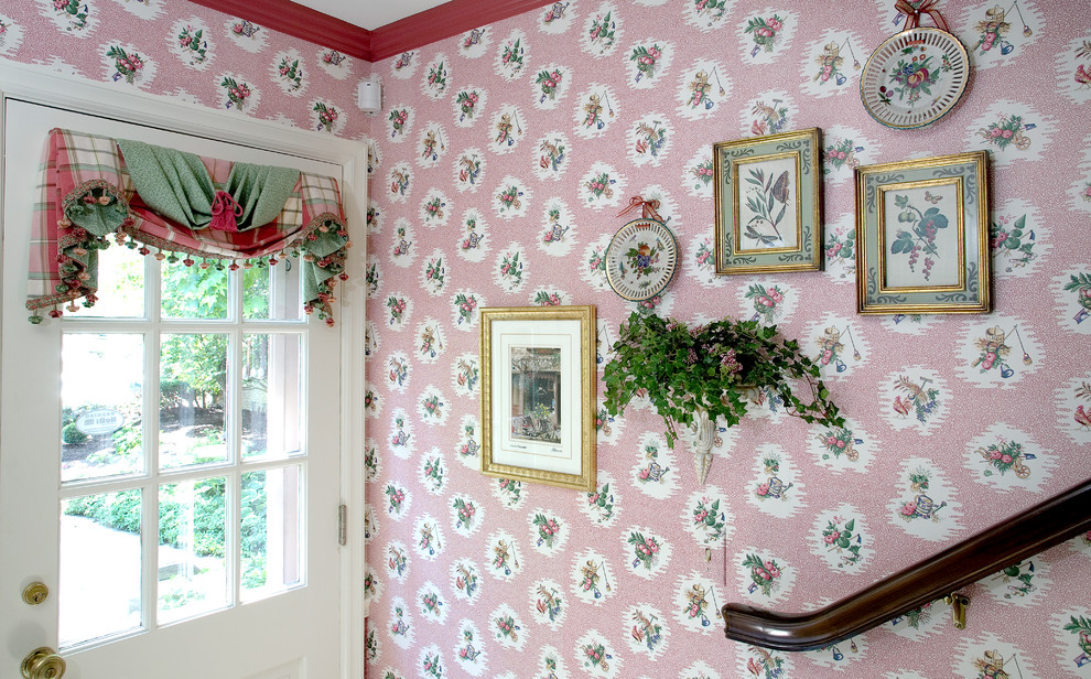 На фото: маленькая входная дверь в классическом стиле с розовыми стенами, одностворчатой входной дверью, белой входной дверью, полом из керамогранита и бежевым полом для на участке и в саду с
