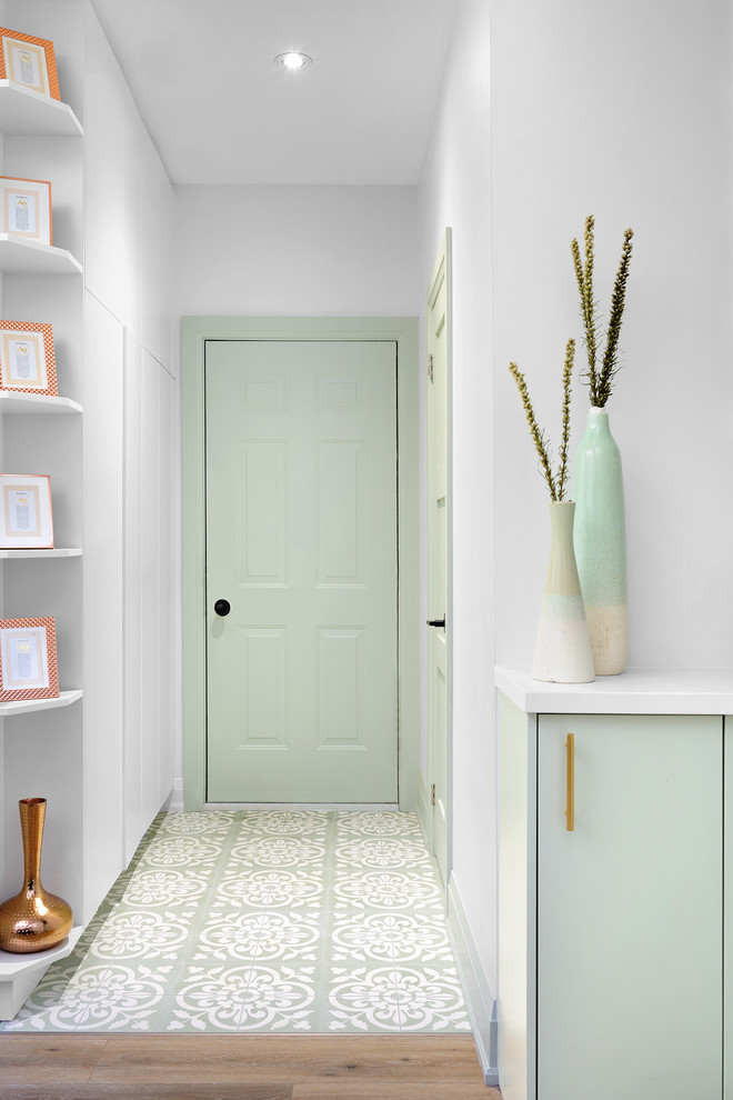 Exemple d'un petit hall d'entrée tendance avec un mur blanc, sol en béton ciré, une porte simple, une porte verte et un sol vert.