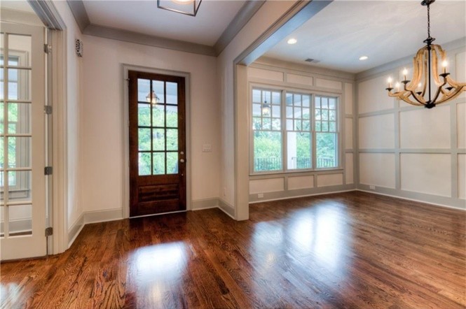 Mittelgroße Moderne Haustür mit weißer Wandfarbe, dunklem Holzboden, Einzeltür und dunkler Holzhaustür in Atlanta