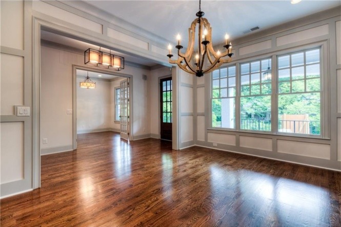 Cette photo montre une porte d'entrée tendance de taille moyenne avec un mur blanc, parquet foncé, une porte simple et une porte en bois foncé.