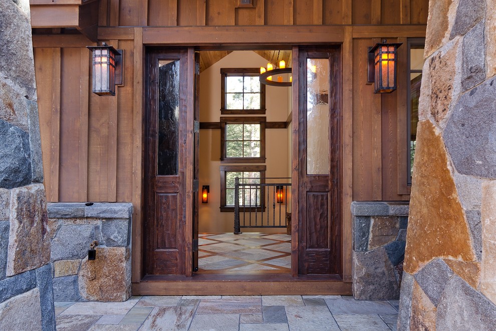 Große Urige Haustür mit brauner Wandfarbe, dunkler Holzhaustür und Einzeltür in Seattle