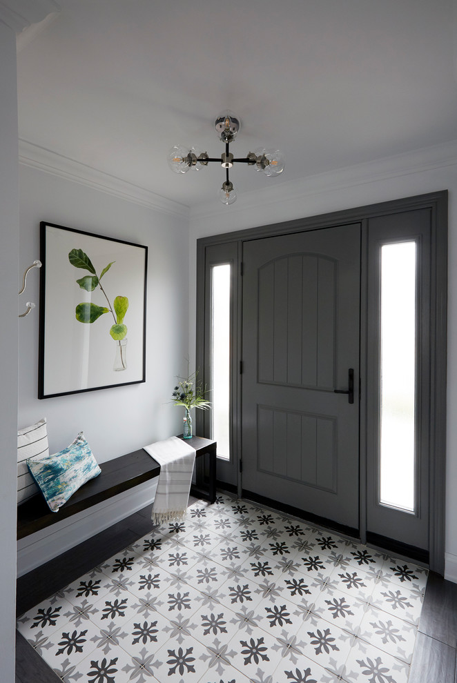 Пример оригинального дизайна: фойе в стиле модернизм с белыми стенами, полом из керамической плитки, одностворчатой входной дверью, входной дверью из темного дерева и белым полом