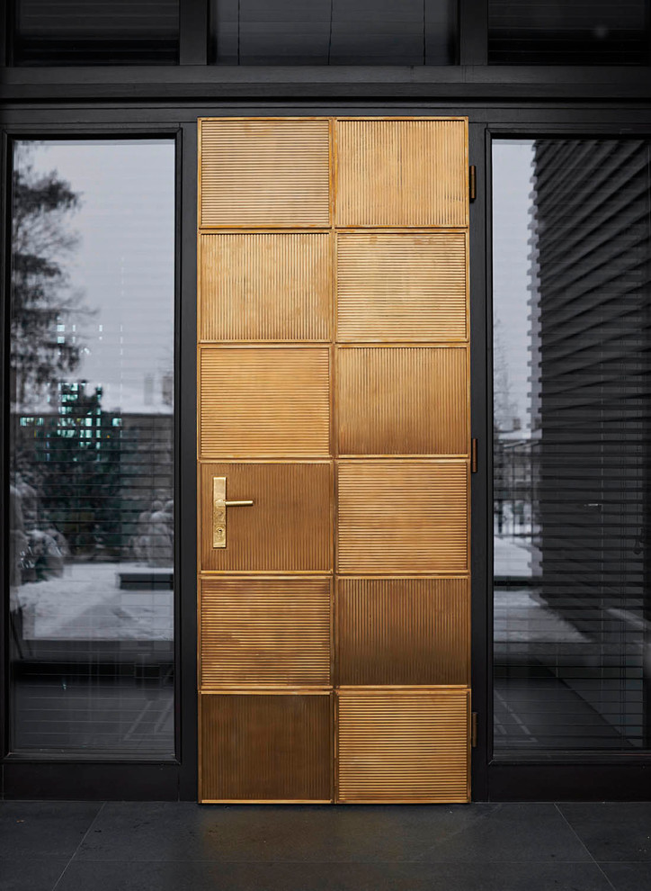 Идея дизайна: входная дверь в современном стиле с черными стенами, одностворчатой входной дверью, черным полом, гранитным полом и входной дверью из светлого дерева