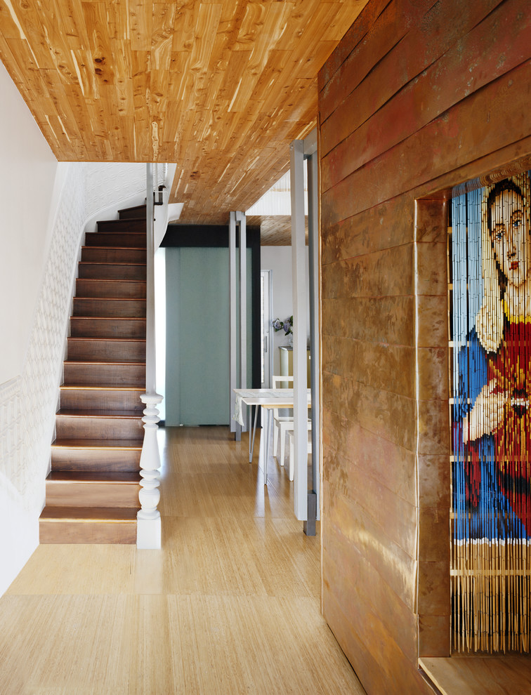 Ispirazione per un piccolo ingresso moderno con pareti bianche, pavimento in bambù e una porta a due ante