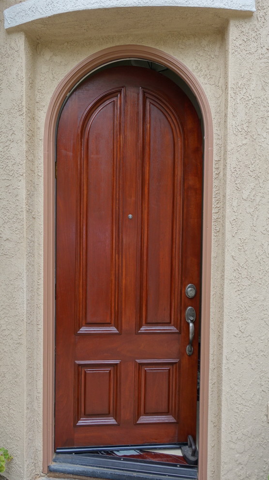 Foto de puerta principal de estilo americano con puerta simple y puerta de madera oscura