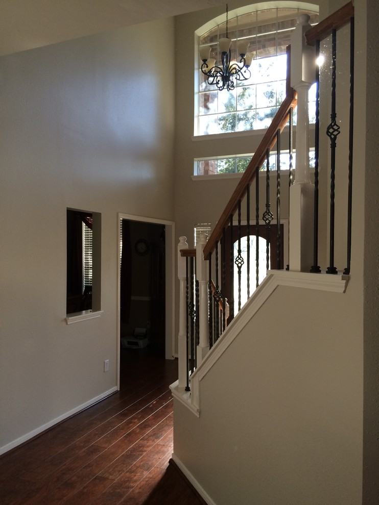Großes Modernes Foyer mit beiger Wandfarbe, dunklem Holzboden, Einzeltür und brauner Haustür in Houston