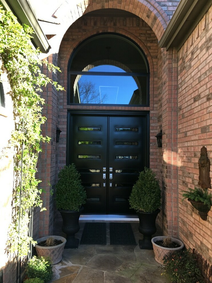 Idee per una piccola porta d'ingresso classica con pareti multicolore, pavimento in mattoni, una porta a due ante e una porta nera