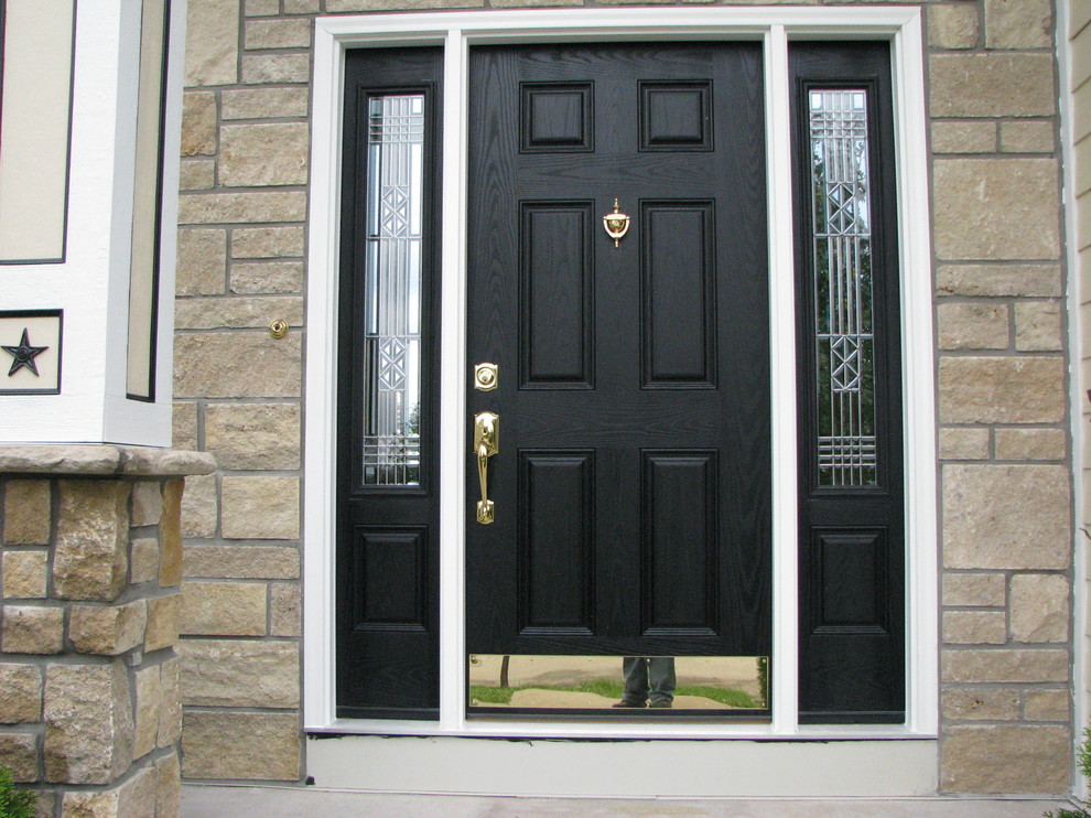 Стильный дизайн: прихожая в классическом стиле с одностворчатой входной дверью, черной входной дверью и бежевыми стенами - последний тренд
