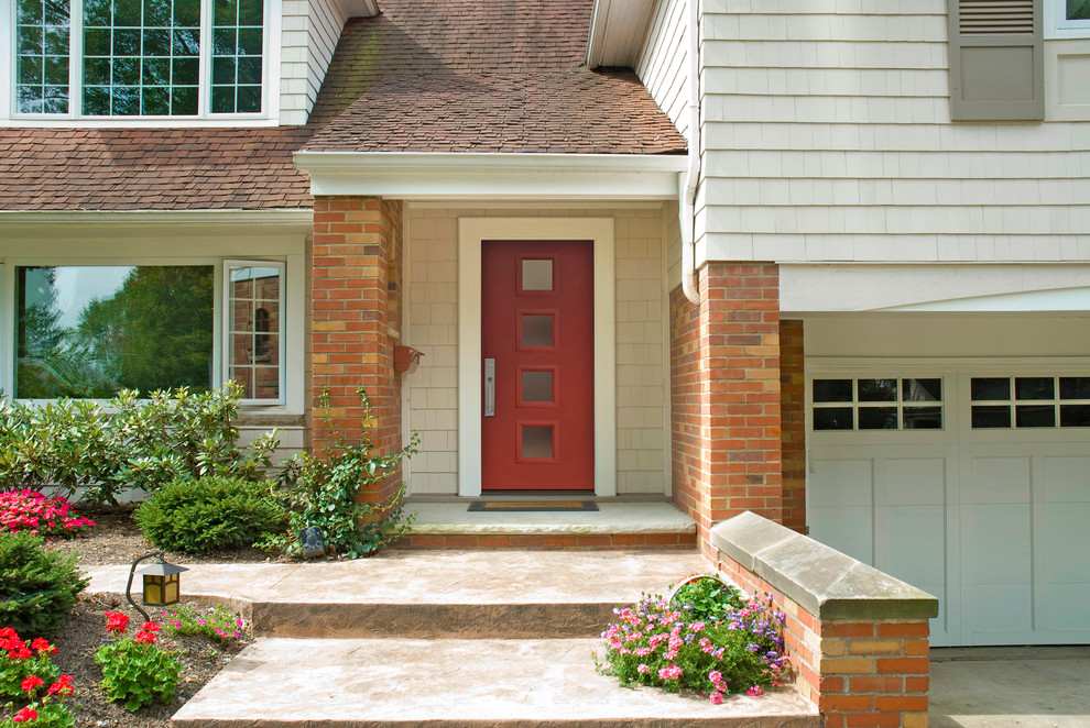 Foto på en stor funkis ingång och ytterdörr, med beige väggar, en enkeldörr, en röd dörr och beiget golv