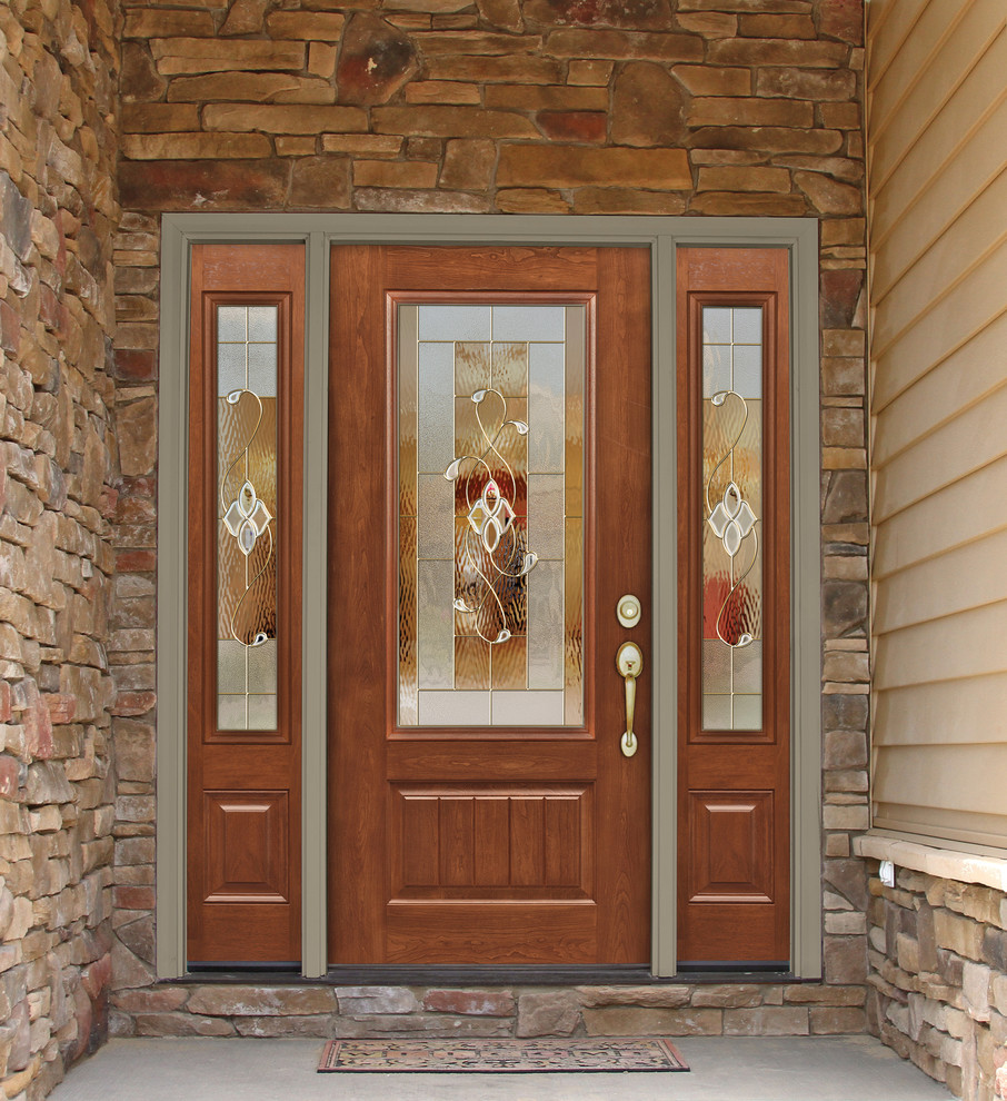 Modelo de puerta principal clásica de tamaño medio con paredes beige, suelo de cemento, puerta simple, puerta de madera clara y suelo gris