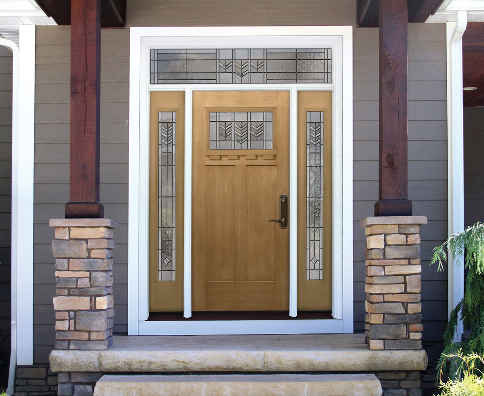 Idee per una porta d'ingresso stile americano di medie dimensioni con pareti beige, una porta singola e una porta in legno chiaro