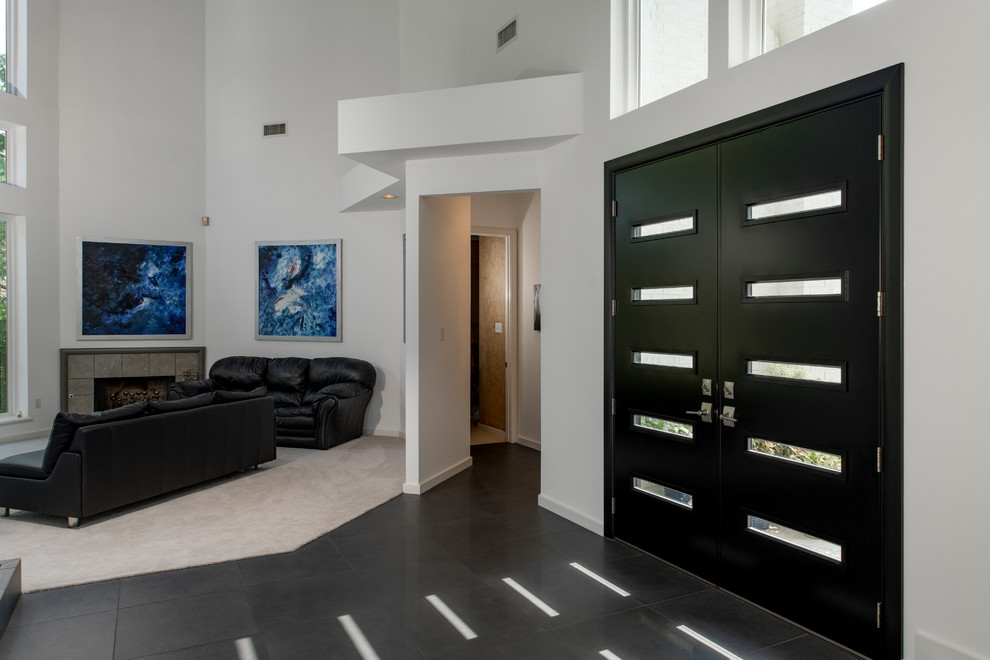 Foto de puerta principal minimalista de tamaño medio con paredes blancas, suelo de baldosas de cerámica, puerta doble, puerta negra y suelo negro